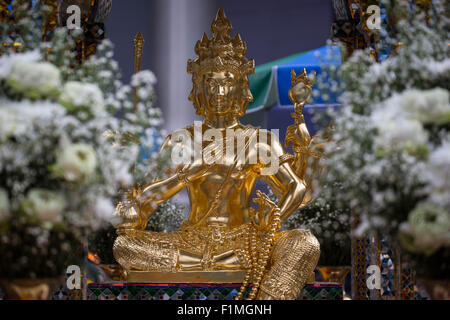 Bangkok, Thailand. 4. Sep, 2015. Ein Blick auf die Brahma-Statue an der Erawan-Schrein im Zentrum von Bangkok am 4. September 2015, nach der Wiederherstellung der beschädigten Statue vom 17. August Bombenanschlag die 20 Menschen getötet und verletzt mehr als Hunderte. Bildnachweis: Guillaume Payen/ZUMA Draht/Alamy Live-Nachrichten Stockfoto