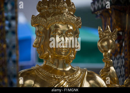 Bangkok, Thailand. 4. Sep, 2015. Ein Blick auf die Brahma-Statue an der Erawan-Schrein im Zentrum von Bangkok am 4. September 2015, nach der Wiederherstellung der beschädigten Statue vom 17. August Bombenanschlag die 20 Menschen getötet und verletzt mehr als Hunderte. Bildnachweis: Guillaume Payen/ZUMA Draht/Alamy Live-Nachrichten Stockfoto