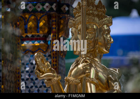 Bangkok, Thailand. 4. Sep, 2015. Ein Blick auf die Brahma-Statue an der Erawan-Schrein im Zentrum von Bangkok am 4. September 2015, nach der Wiederherstellung der beschädigten Statue vom 17. August Bombenanschlag die 20 Menschen getötet und verletzt mehr als Hunderte. Bildnachweis: Guillaume Payen/ZUMA Draht/Alamy Live-Nachrichten Stockfoto