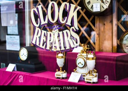 Time Pieces und Uhr repariert Geschäft. Schaufenster Salisbury England Großbritannien Stockfoto