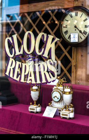 Time Pieces und Uhr repariert Geschäft. Schaufenster Salisbury England Großbritannien Stockfoto