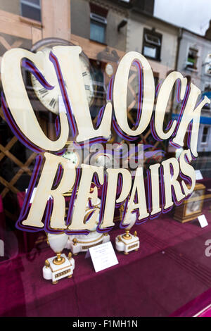 Time Pieces und Uhr repariert Geschäft. Schaufenster Salisbury England Großbritannien Stockfoto