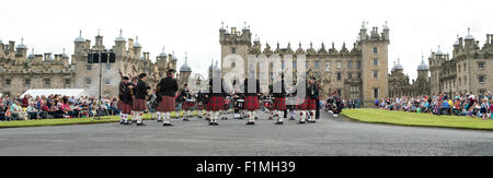 Massed Pipebands auf Floors Castle. Kelso, Schottland Stockfoto