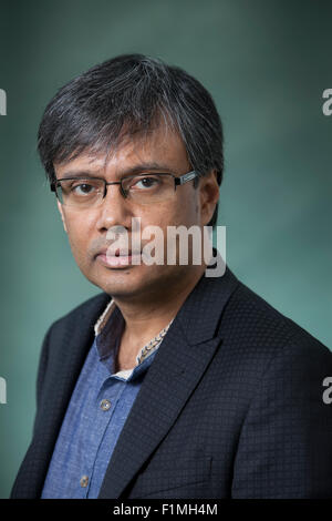 Amit Chaudhuri, der indische englische Schriftsteller und Wissenschaftler, an das Edinburgh International Book Festival 2015. Edinburgh, Schottland. 16. August 2015 Stockfoto