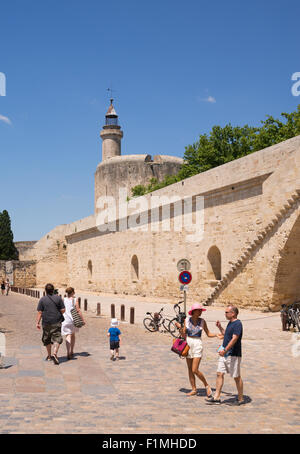 Paar Besuch der mittelalterlichen Mauern umgebene Stadt Aigues-Mortes, Languedoc-Roussillon, Frankreich, Europa Stockfoto