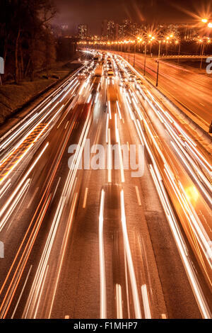 Nacht-Straßenverkehr Stockfoto