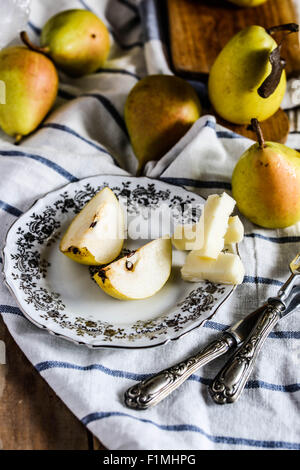 Reife 'Coscia' Birnen und italienischen Käse in Scheiben geschnitten auf Holztisch. Stockfoto