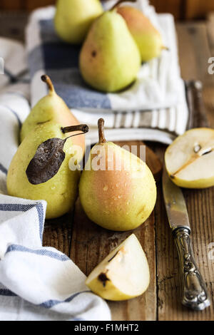 Reife italienische "Coscia' Birnen in Scheiben geschnitten auf Holztisch. Stockfoto