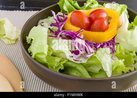 Salat mit verschiedenen Arten von Gemüse in der Schale auf den Tisch. Stockfoto
