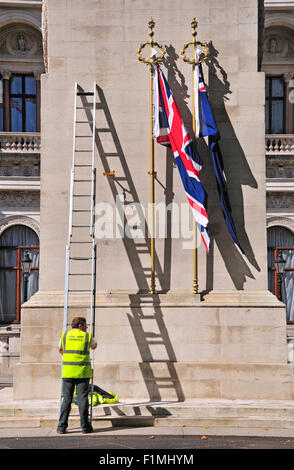 London, England, Vereinigtes Königreich. Männer ändern die Flaggen auf dem Kenotaph in Whitehall Stockfoto