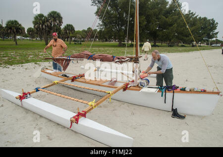 Boote zum Jahresbeginn der Everglades Challenge 2015 aufgereiht Stockfoto