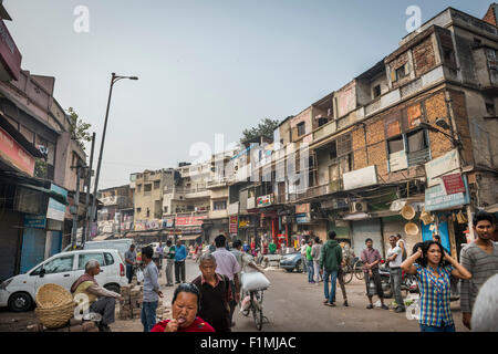 Belebte Straße in der Nähe von Main Bazaar in Paharganj District von New Delhi, Indien Stockfoto
