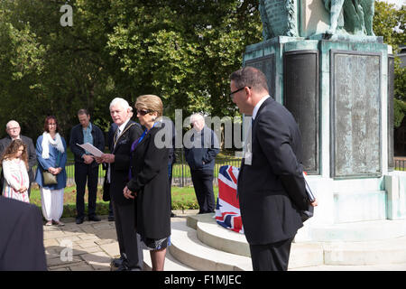 Bromley, Großbritannien, 4. September 2015, Stadtrat Alan Collins, stellvertretender Bürgermeister von Bromley Atends die Enthüllung einer Gedenktafel auf Bromley Town Centre Krieg Memorial von privaten William Kitchener Howells Nam Credit: Keith Larby/Alamy Live News Stockfoto