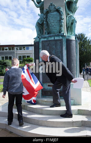 Bromley, Großbritannien, 4. September 2015, Stadtrat Alan Collins, stellvertretender Bürgermeister von Bromley Atends die Enthüllung einer Gedenktafel auf Bromley Town Centre Krieg Memorial von privaten William Kitchener Howells Nam Credit: Keith Larby/Alamy Live News Stockfoto