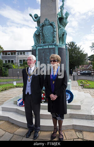 Bromley, UK, 4. September 2015, Stadtrat Alan Collins, stellvertretender Bürgermeister von Bromley zusammen mit seiner Frau besucht die Enthüllung einer Gedenktafel auf Bromley Town Centre Krieg Memorial von privaten William Kitchener Howells Nam Credit: Keith Larby/Alamy Live News Stockfoto