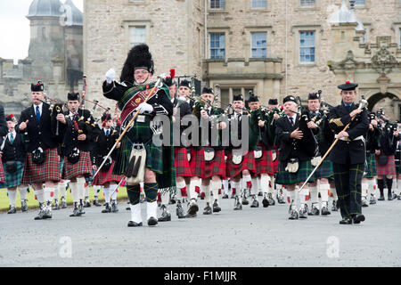 Massed Pipebands auf Floors Castle. Kelso, Schottland Stockfoto