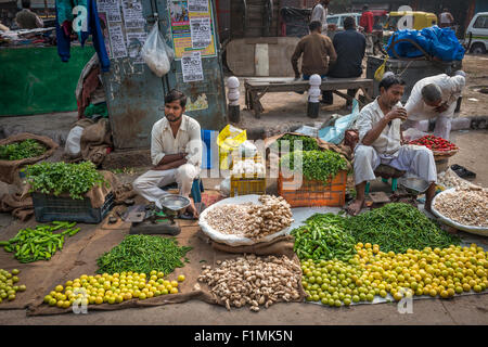 Obst und Gemüse Verkäufer in der Nähe von Main Bazaar in Paharganj District von New Delhi, Indien Stockfoto