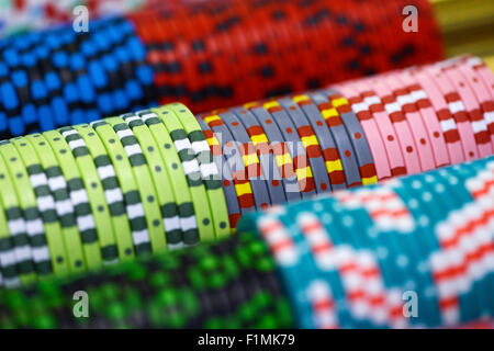 GLÜCKSSPIEL-CHIPS AUF CASINO-TISCH Stockfoto