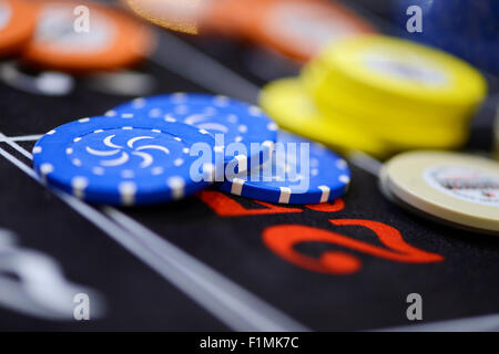 GLÜCKSSPIEL-CHIPS AUF CASINO-TISCH Stockfoto