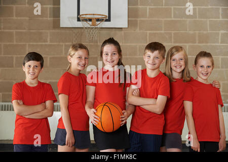 Porträt der Schule Basketball-Team im Fitness-Studio Stockfoto