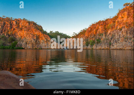 Abendlicht leuchtenden Felsen von den unteren Pool am Leliyn (Edith Falls), Nitmiluk Nationalpark, Northern Territory Stockfoto