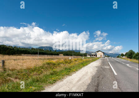 Landstraße D 118 am Coll De La Quillana auf dem Capçir Plateau der Pyrenäen, Südfrankreich Stockfoto