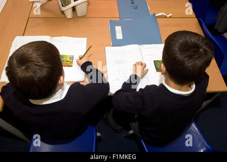 Grundschule Schüler bei der Arbeit in einer Lektion Alphabetisierung, London, UK. Stockfoto