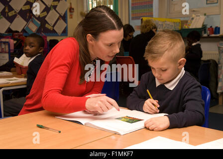 Grundschullehrerin, die Unterstützung der Schüler im Klassenzimmer, London, UK. Stockfoto