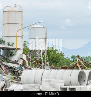 Kaution in Höhe von vorgefertigten Beton Ringe für Brunnen und Wasser Entladungen Stockfoto