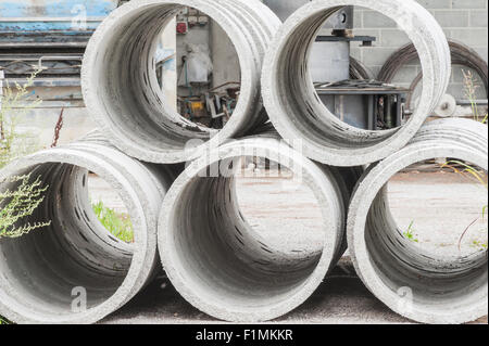 Kaution in Höhe von vorgefertigten Beton Ringe für Brunnen und Wasser Entladungen Stockfoto