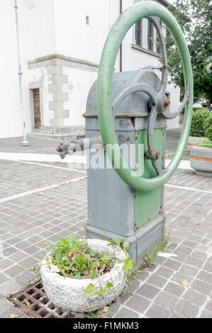 Alte Wasserpumpe, mit Bedienung am Handrad Stockfoto