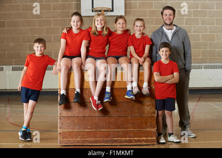 Porträt der Schule Gym Team Pferd sitzen Stockfoto