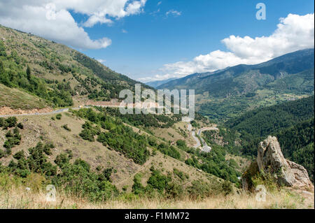 Blick ins Tal von der Rastplatz Têt "Aire de Sauto', Pyrénées-Orientales, Südfrankreich Stockfoto