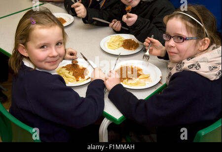 Grundschüler der ihre Mittag, London, UK. Stockfoto