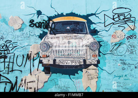 Wandbild "testen Sie den Rest" von Birgit Kinder auf der East Side Gallery am 8. August 2015 in Berlin, Deutschland. Stockfoto