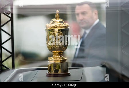 Stamford, UK. 04. Sep, 2015. ; Welt-Cup-Sieger (2003) Jason Robinson OBE und der Webb Ellis Cup, auf Display Teil der RWC 2015 Trophy Tour, Land Rover, ein weltweiter Partner und Sponsor von Burghley Horse Trials. Bildnachweis: Clifford Norton/Alamy Live-Nachrichten Stockfoto