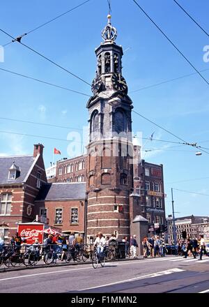 Munttoren Uhrturm am Muntplein mit einem Radfahrer in den Vordergrund, Amsterdam, Holland, Niederlande, Europa. Stockfoto