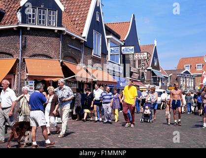 Touristen, die eine Einkaufsstraße entlang, während der Sommerzeit, Volendam, Holland, Niederlande, Europa. Stockfoto