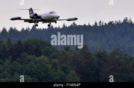 Deutsch Learjet Flugzeug landet auf dem tschechischen militärischen Stützpunkt in Namest nad Oslavou, Tschechische Republik, auf Freitag, 4. September 2015, während der militärische Luftwaffe Aviation reichlich Streik ausüben. Etwa 18 NATO-Mitglieder teilnehmen, die Ausübung, die bis 22 September dauern wird. (CTK Foto/Lubos Pavlicek) Stockfoto