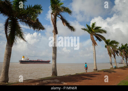 Ein Tanker von der Haldia Küste aus gesehen. Haldia, Westbengalen, Indien. Stockfoto