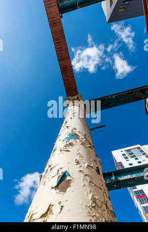 Alte schmiedeeiserne Struktur nebeneinander in einem modernen Hochhaus Wohnhaus Stockfoto