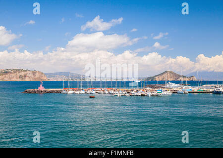 Hafen von Procida Insel mit festgemachten Jachten und Sportboote, Golf von Neapel, Italien Stockfoto