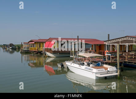 Hausboote, Sacca di Scardovari, Po Fluss Delta Regionalpark, Venetien, Italien Stockfoto