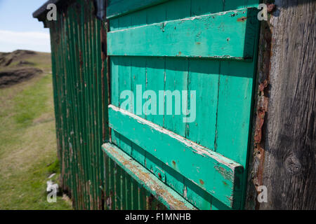 Nahaufnahme einer Wellstahlfischerhütte auf einer Klippe über Porth Cychod / Porth Ysgaden, Tudweiliog, Llyn Peninsula, Nordwales Stockfoto