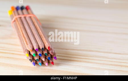 Bild aus einem Bündel von Buntstiften auf einem Holztisch. Stockfoto