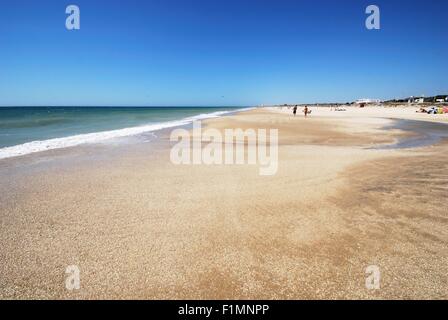 Touristen auf den weißen Sandstrand, El Palmar, Costa De La Luz entspannend; Provinz Cadiz, Andalusien, Spanien, Westeuropa. Stockfoto