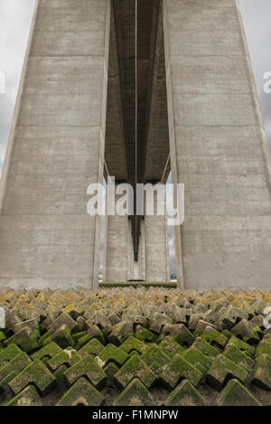 Unter einer Brücke zeigen geometrische Blöcke mit imposanten Säulen Stockfoto