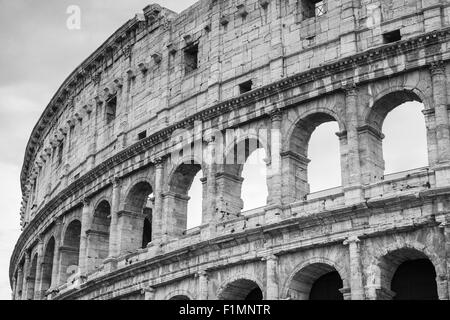 Exterieur des Kolosseum oder Kolosseum, auch bekannt als das flavische Amphitheater. Schwarz / weiß Foto Stockfoto