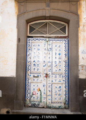 Der bemalten Türen der Altstadt von Funchal, Madeira, Portugal. Kunst der offenen Türen-Projekt in der Rua de Santa Maria von Funchal Stockfoto