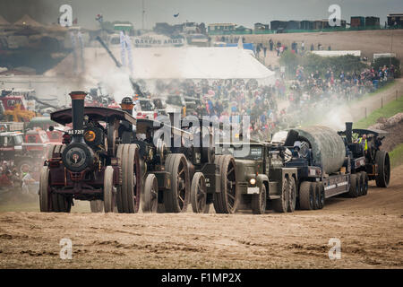 Dampf-Lokomobile im Konvoi an der Great Dorset Steam Fair, Blandford, Dorset UK Stockfoto